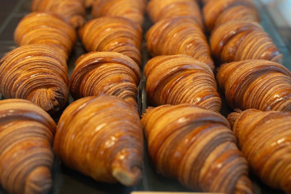 Croissants frais disposés sur une vitrine de boulangerie