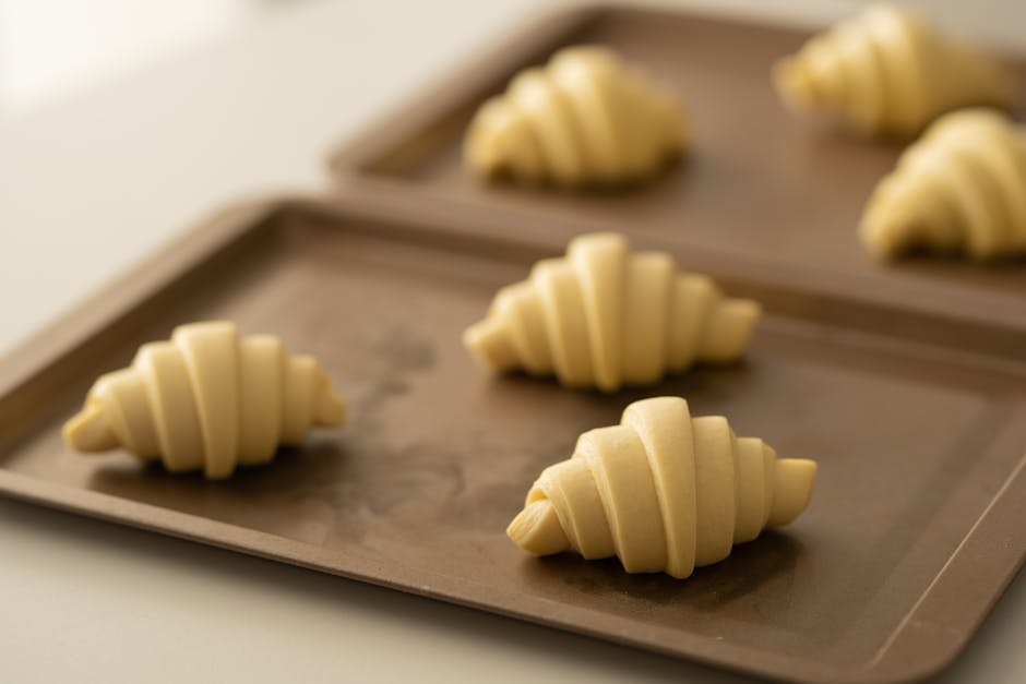 Pâte feuilletée en train d'être étalée au rouleau