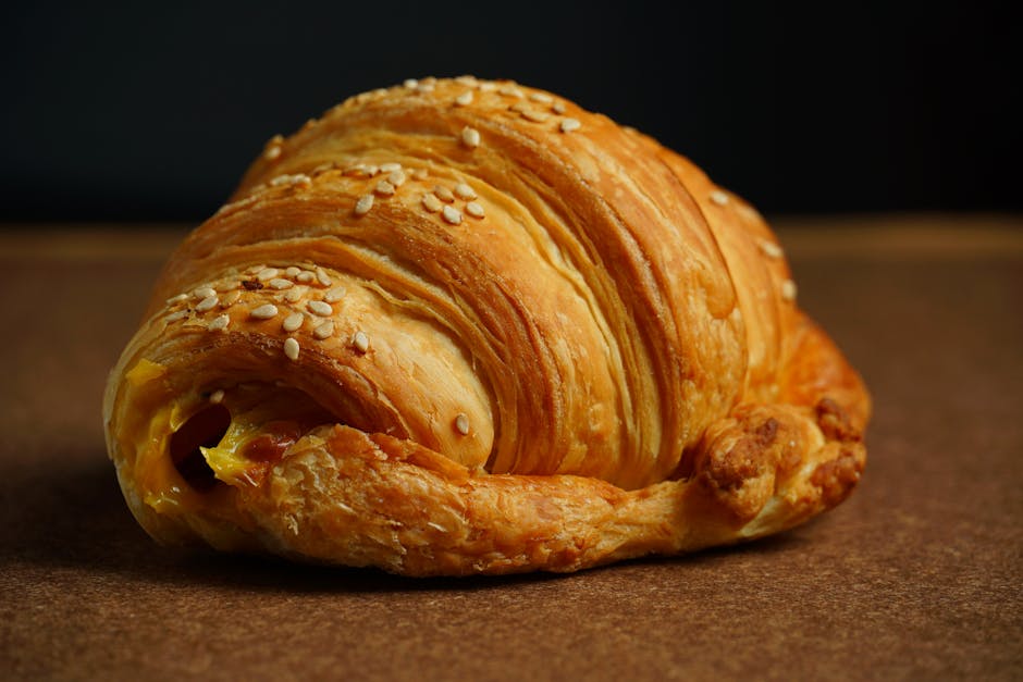 Croissant doré au feuilletage visible en gros plan
