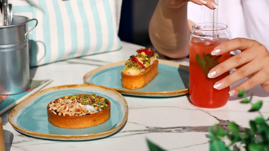 Tarte à la pistache sur une plaque dorée