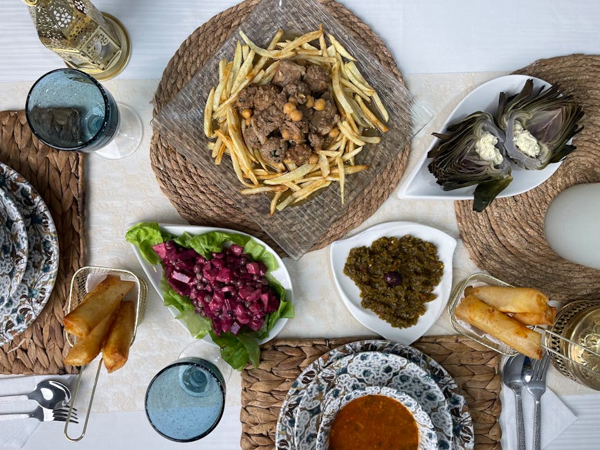 Table dressée avec un plat traditionnel nord-africain