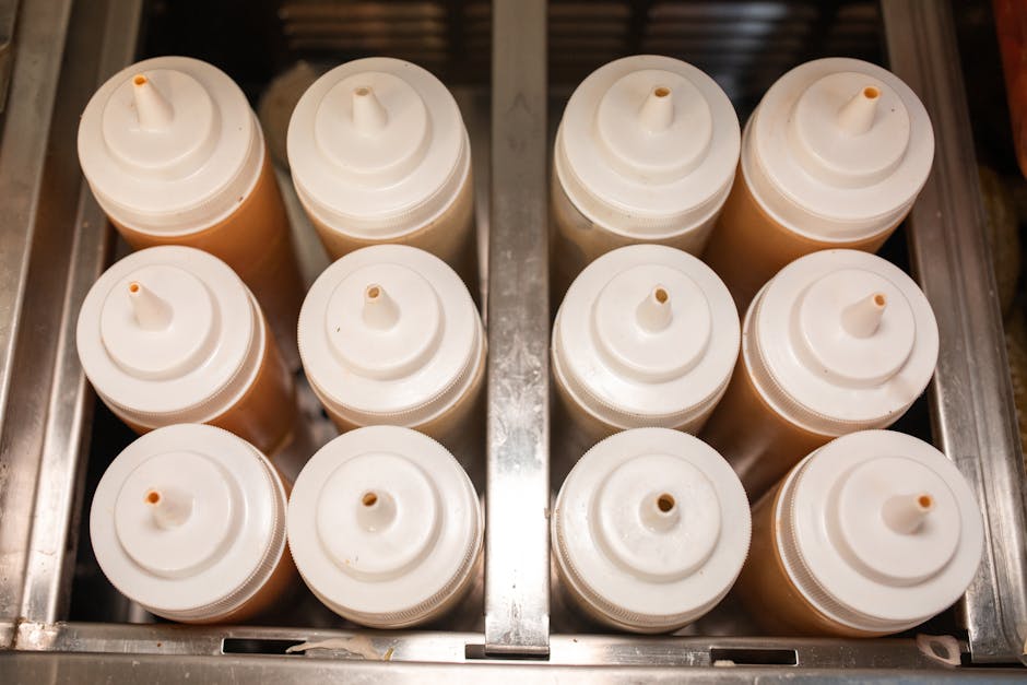 Bouteilles de condiments rangées dans une cuisine