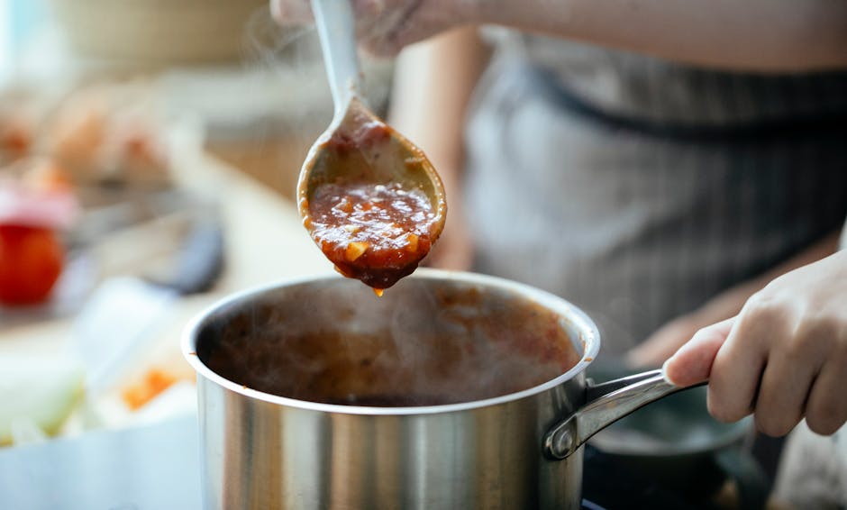 Sauce tomate en train de mijoter dans une casserole