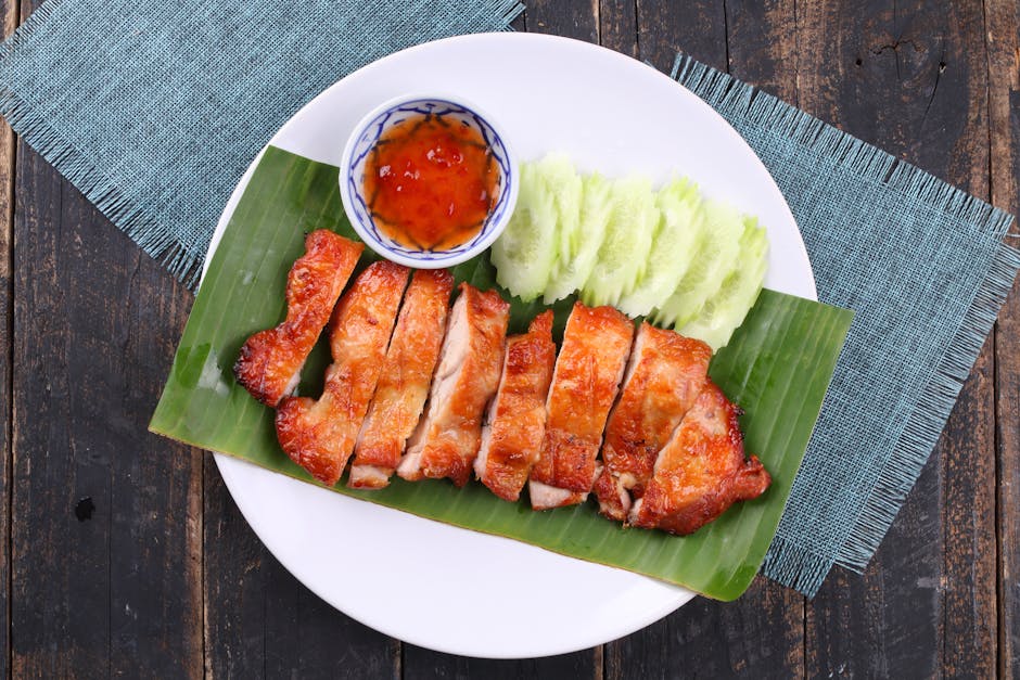 Morceaux de poulet grillé à la marinade thaï servis avec sauce pimentée et concombre