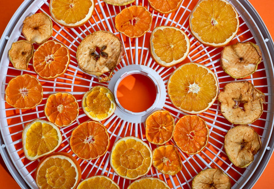 Zestes d'orange en train de sécher sur un plateau