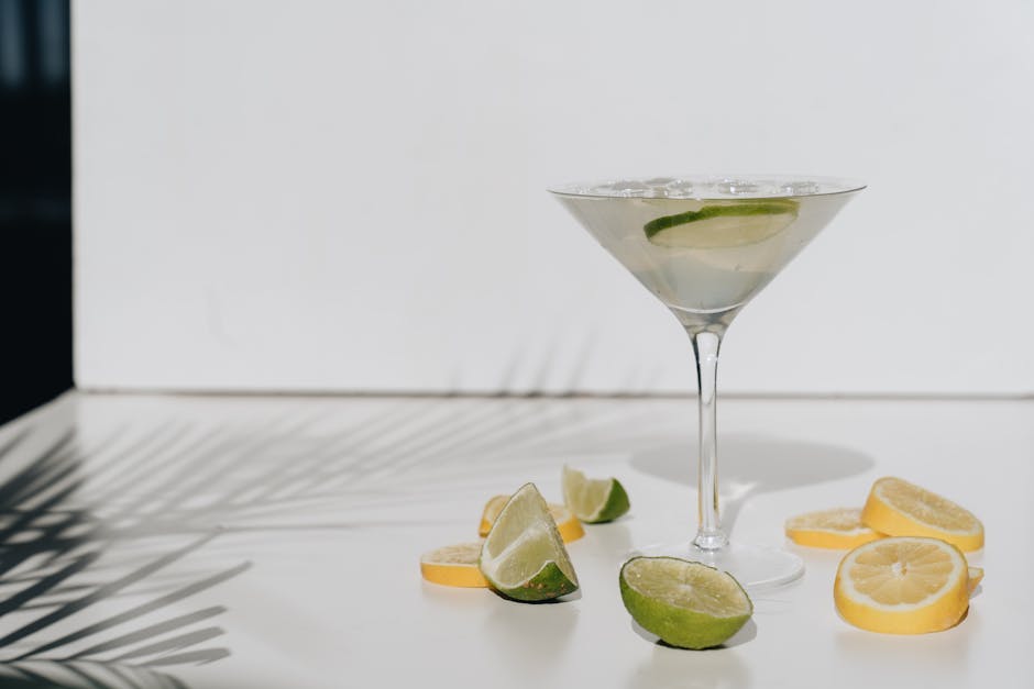 Cocktail aux agrumes servi dans un verre sur glace