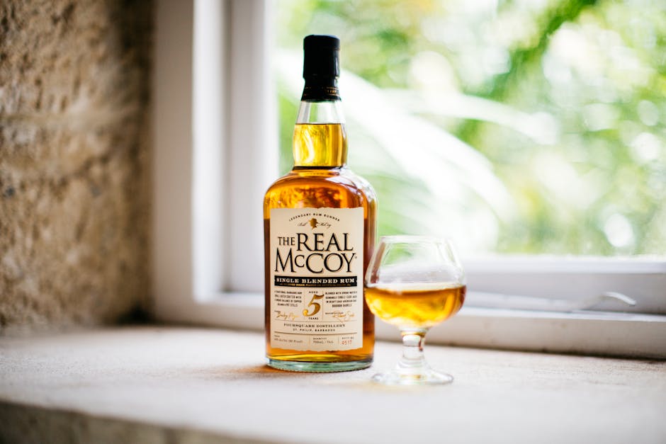 Verre de rhum ambré sur un comptoir en bois
