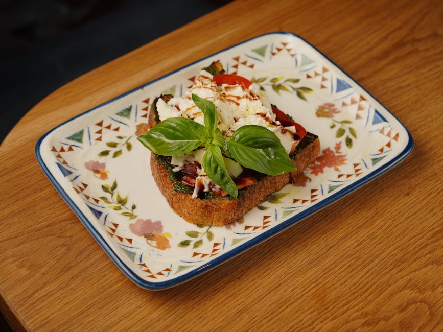 Tartines de pain grillé garnies de mozzarella, tomates dégorgées et feuilles de basilic frais